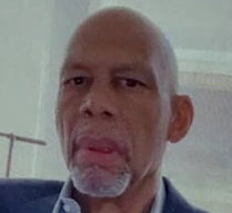 Arquivo:GlassOnionAKnivesOutMystery2022Kareem.png
