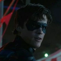 Arquivo:NightwingTitans.jpg