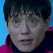 Arquivo:Squid Game-Yoon Yeong-Geol.jpg