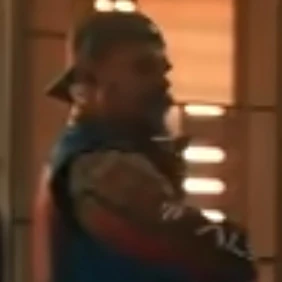 Arquivo:Guardião vermelho (V-DD Trailer).jpg