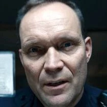 Arquivo:Policial do Cassino Deadly Class.jpg
