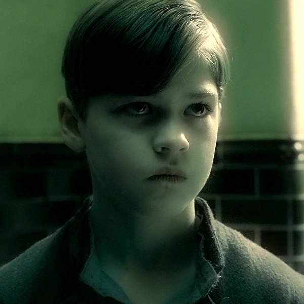 Arquivo:Tom Servolo Riddle - 11 Anos(Harry Potter e o Enigma).png