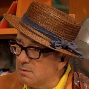 Arquivo:ElvisCostello-Sésamo-50ºAniversárioCelebremos.png