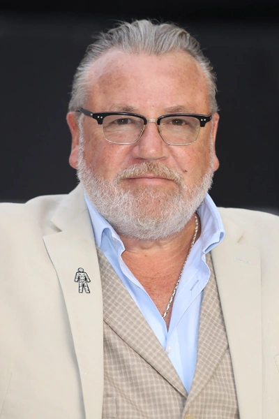Arquivo:Portrait Ray Winstone.png