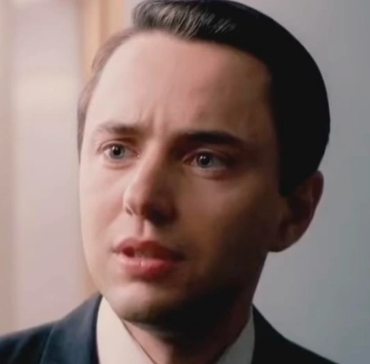 Arquivo:Padre John (Mad Men).png