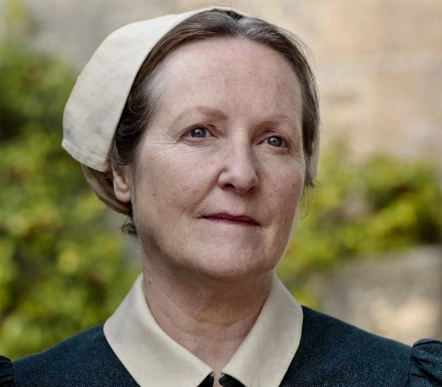 Arquivo:Sra. Bird - Downton Abbey.png