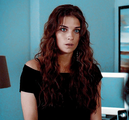 Arquivo:Angela Kehoe (Annie Murphy).gif