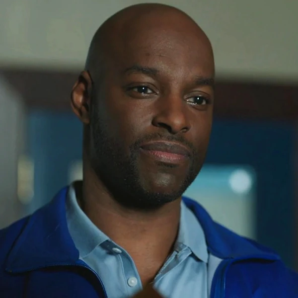 Arquivo:Treinador Clayton (Riverdale).jpg