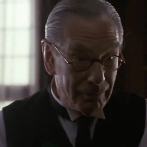 Arquivo:Alfred - Batman (1989).png