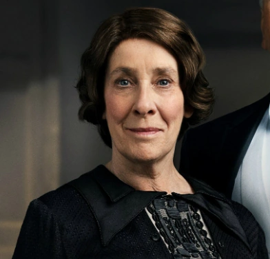 Arquivo:Elsie Hughes - Downton Abbey.png
