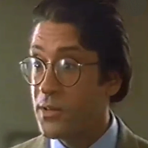 Arquivo:A História de Karen Carpenter - Dr. David Lattimer.png