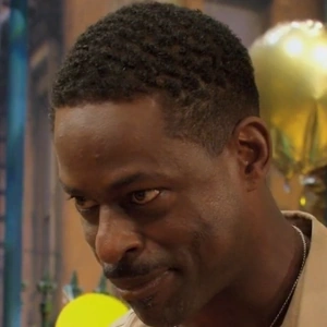 Arquivo:SterlingK.Brown-Sésamo-50ºAniversárioCelebremos.png