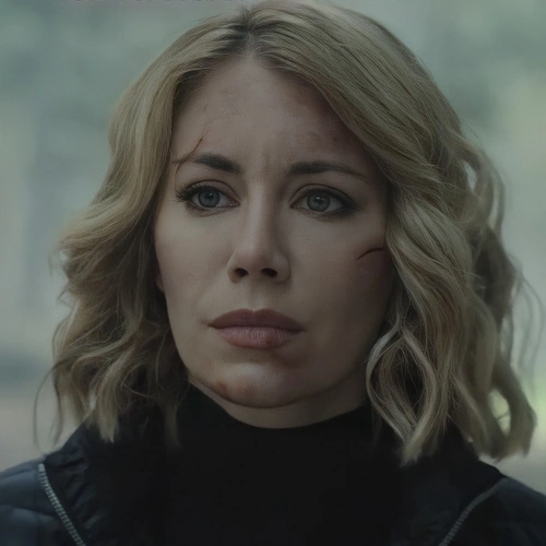 Arquivo:Emilia Harcourt peacemaker.png