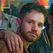 Arquivo:Brady Looking.jpeg