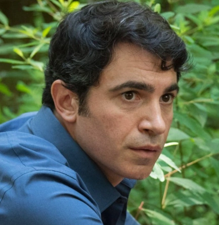 Arquivo:Screenshot 2018-08-16 Sharp Objects - Detective Richard Willis Sharp Objects HBO.png