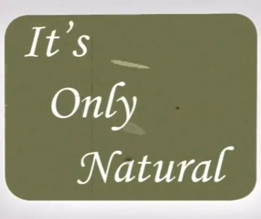 Arquivo:Narrador de "É Natural" - MADEM.jpg