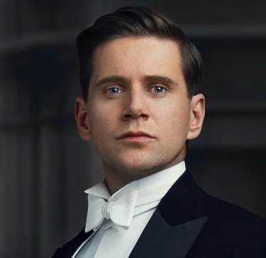 Arquivo:Tom Branson - Downton Abbey.png