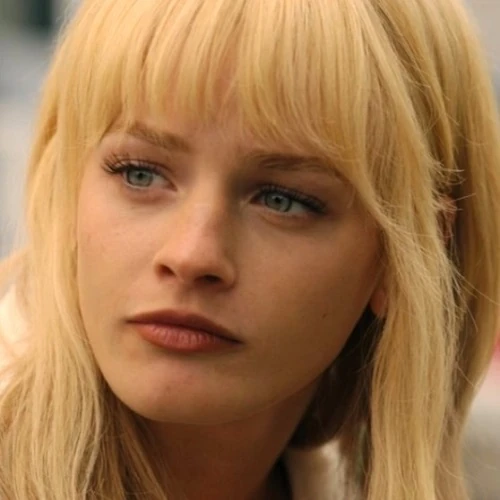 Arquivo:Mirren Sinclair (WE-LIARS).jpg