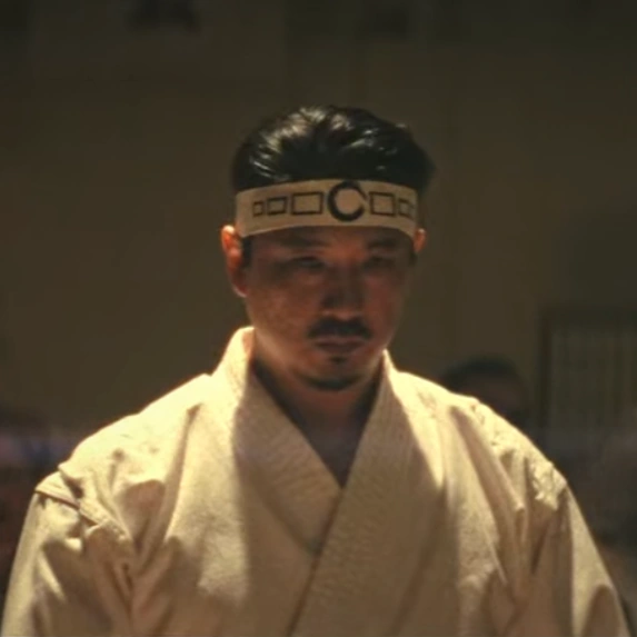 Arquivo:Miyagi Jovem - Cobra Kai.png