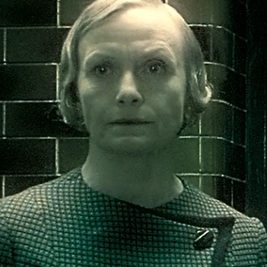 Arquivo:Srta. Cole (Harry Potter e o Enigma).png