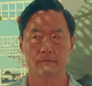 Arquivo:Roger Cho (Asteroid City).png