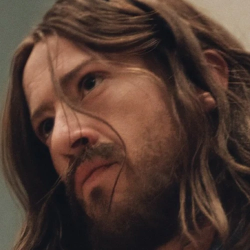 Arquivo:George Harrison (joseph quinn).jpg