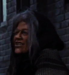 Arquivo:MaryPoppinsAncianaencallejon.png