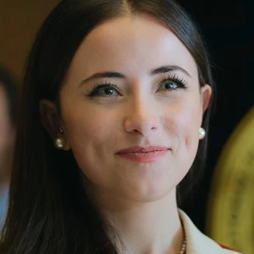 Arquivo:Emilia (Elite).jpg