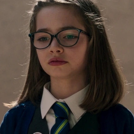 Arquivo:Menina no museu (CdL).png