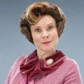 Arquivo:Dolores Jane Umbridge (RDM).jpeg