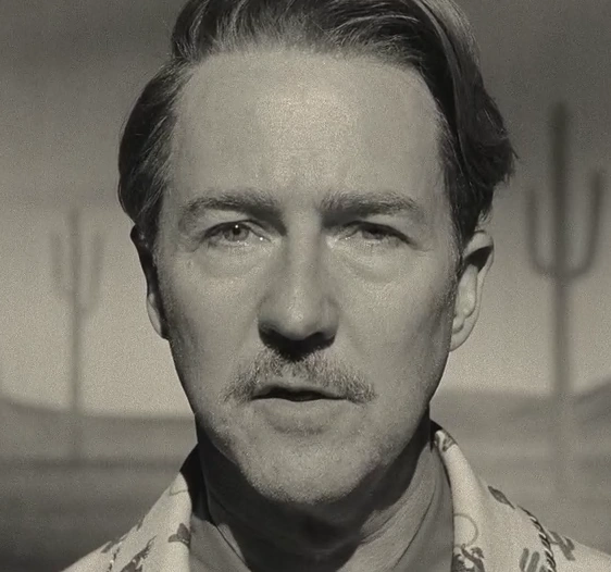Arquivo:Conrad Earp (Asteroid City).png