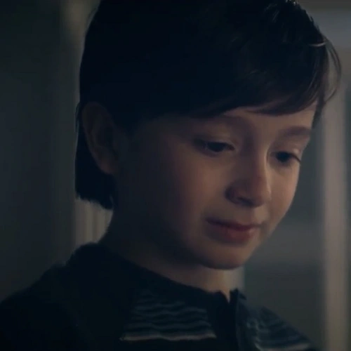 Arquivo:Cameron Mahkent niño - SG.png