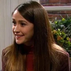 Arquivo:Riley Matthews adulta (GCoM).jpg