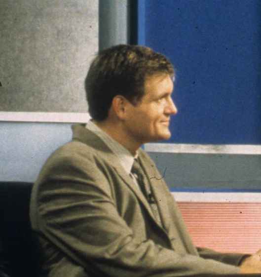 Arquivo:Entrevistador (Kevin Williamson).png