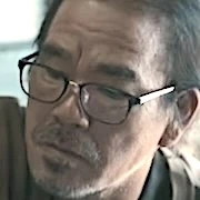 Arquivo:Parasyte-The Grey-Dono da loja de penhores.jpg