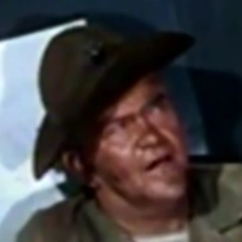 Arquivo:Horizonte de Glórias (1951) - Sargento Clancy (Jay C. Flippen).png