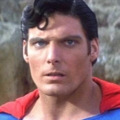 Arquivo:SupermanClarkKent.png
