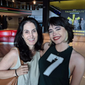 Dubladora de Julia Campbell, Nick Maia, junto com a dubladora de Darlene Reyes Campbell, Andrea Murucci, na sessão de pré-estreia dos dubladores.