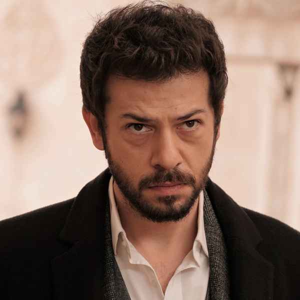 Arquivo:Azat (Hercai).jpg
