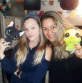 Letícia Navas (Jade) e Krysna Dias (Edie) juntas no estúdio The Kitchen Inc. (27 de junho de 2018)