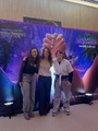 A diretora de dublagem (Fernanda Baronne) com as dubladoras de Jo (Isabella Simi e Dora Rodrigues) durante a pré-estreia de 09/09/2026.
