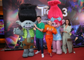 Hugo Bonemer, Larissa Manoela e Jullie na pré-estreia de "Trolls 3: Juntos Novamente"