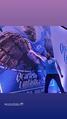 Dublador do Ben Grimm / Coisa (Reinaldo Rodriguez) fazendo um toca aqui com poster do seu personagem.