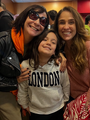Dubladoras da Sina, Gatinha Felina (Angélica Borges,Fernanda Baronne) com a filha da influenciadora Sabrina Hallek na Pré-Estreia.