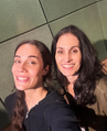 Myra Ruiz (Elphaba) e Andrea Murucci (Diretora de dublagem) no estúdio de dublagem