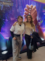 A diretora de dublagem (Fernanda Baronne) com a dubladora de Jo criança (Dora Rodrigues) durante a pré-estreia de 09/09/2026.