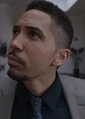 Detetive Estevez em Dirk Gently - Detetive Holístico