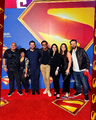 Dubladores de Lex Luthor, Kendra Saunders / Mulher-Gavião, Kal-El / Clark Kent / Superman, Michael Holt / Senhor Incrível, Lois Lane (Rodrigo Antas, Pamella Rodrigues, Diego Lima, Rafael Pinheiro, Natália Alves) juntos com diretora de dublagem.