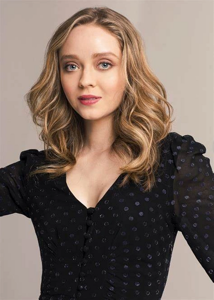Arquivo:Madeleine Arthur.png