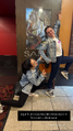 Dubladoras Carina Eiras e Sabrina L'Astorina imitando o poster promocional na Pré-estreia.